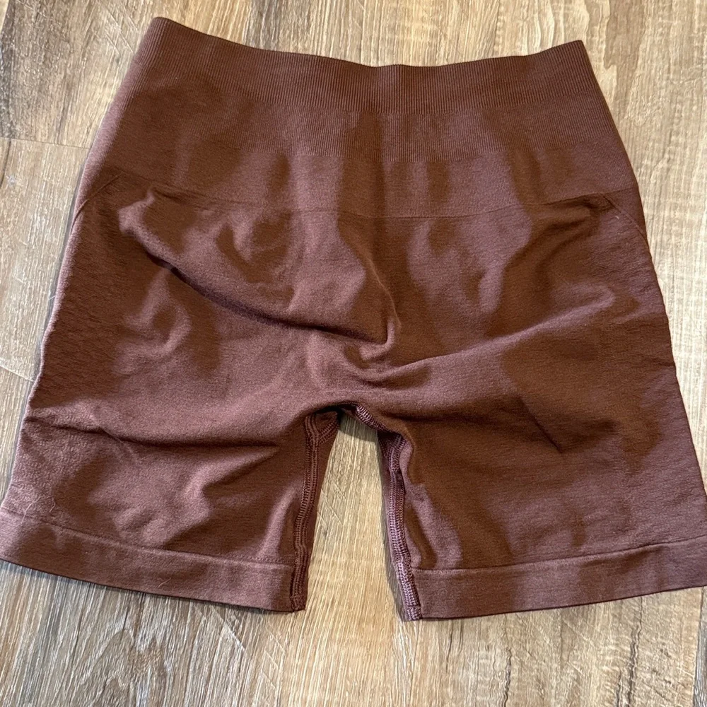 Alphalete Women's Chocolate Bike Shorts - Picture 3 of 5